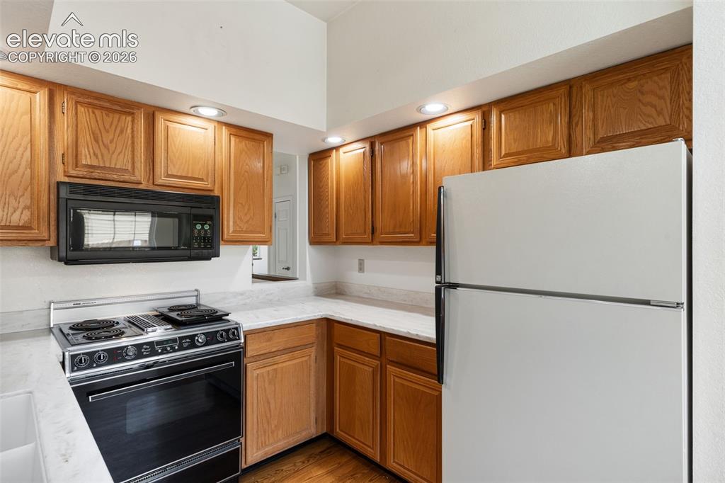 Image 9 of 33: Kitchen
