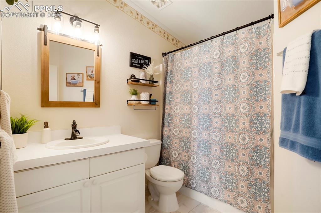 Image 20 of 43: Bathroom