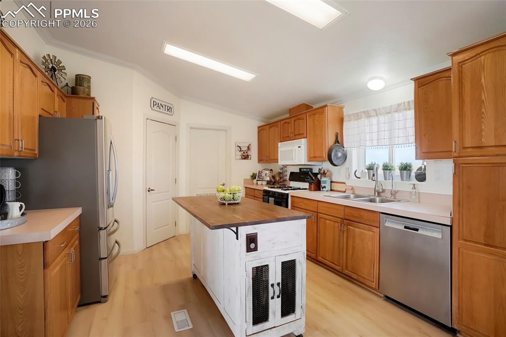 Image 6 of 43: Kitchen