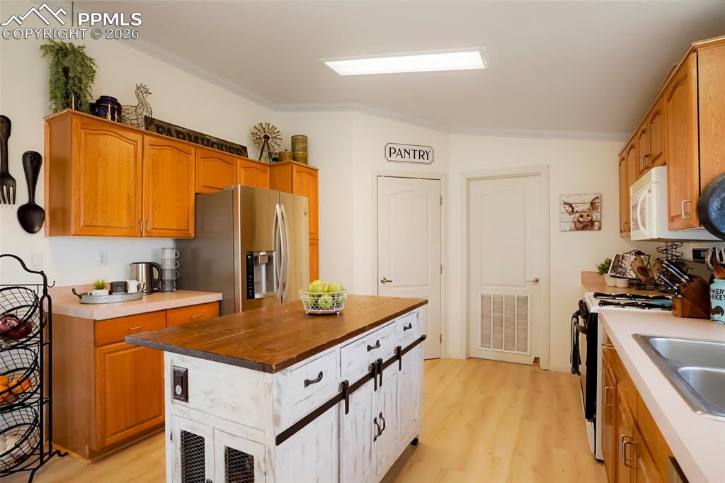 Image 7 of 43: Kitchen