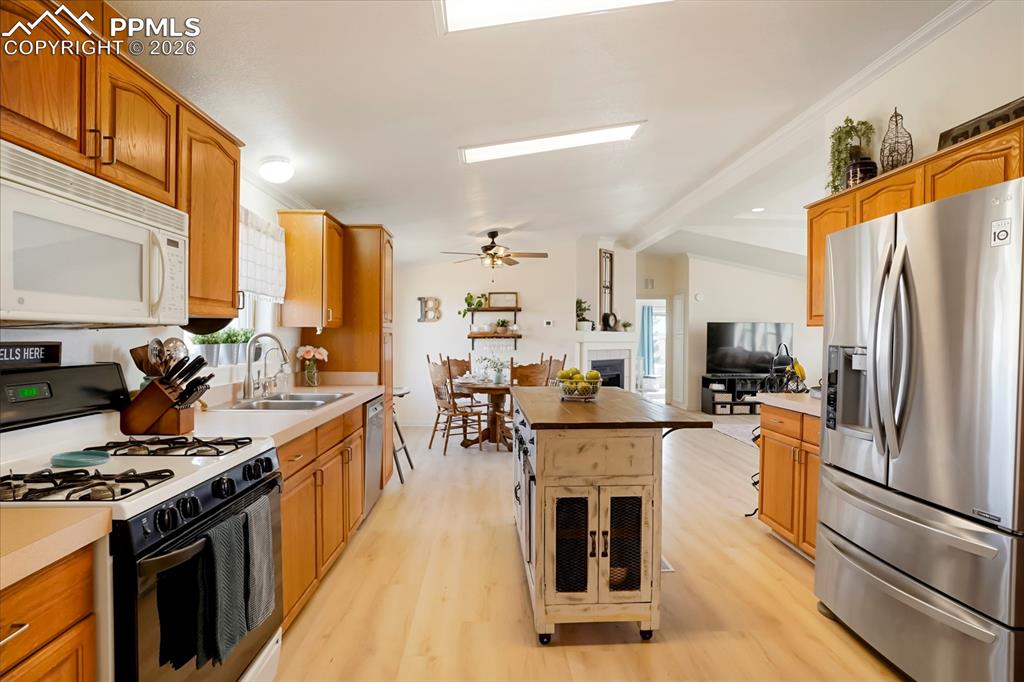 Image 8 of 43: Kitchen