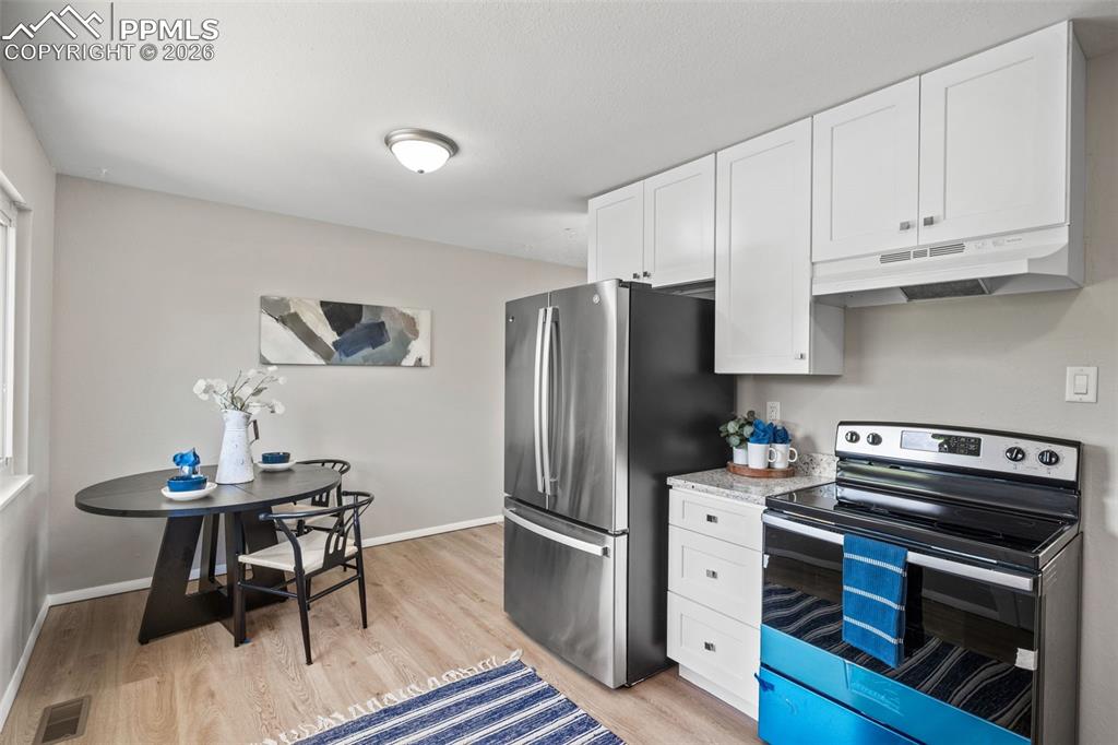 Image 10 of 27: Kitchen