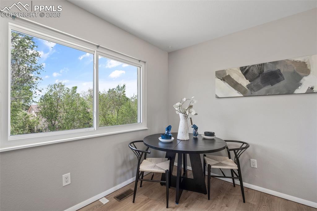 Image 11 of 27: Dining Area