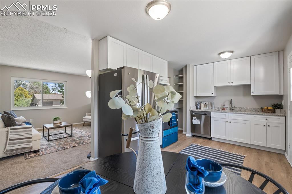 Image 12 of 27: Kitchen