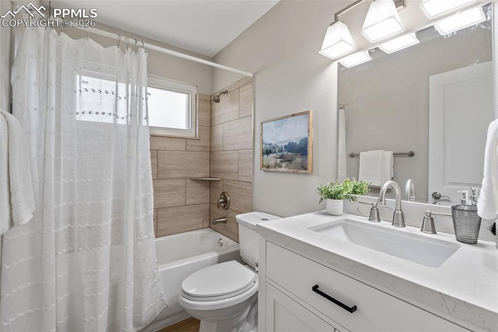 Image 15 of 27: Bathroom