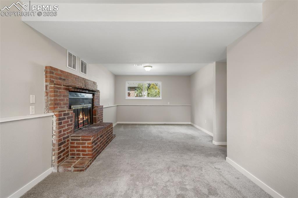 Image 19 of 27: Living Room