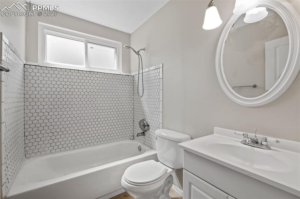 Image 22 of 27: Bathroom