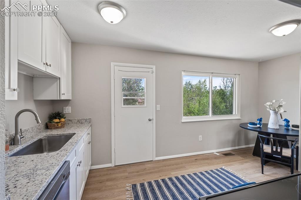Image 8 of 27: Kitchen