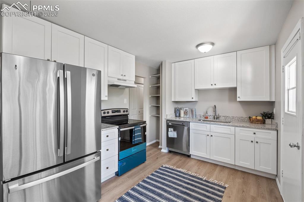 Image 9 of 27: Kitchen