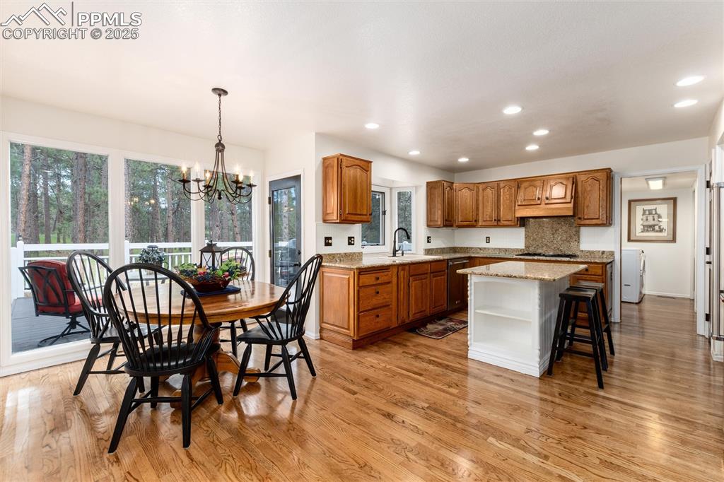 Image 12 of 41: Eat in kitchen area