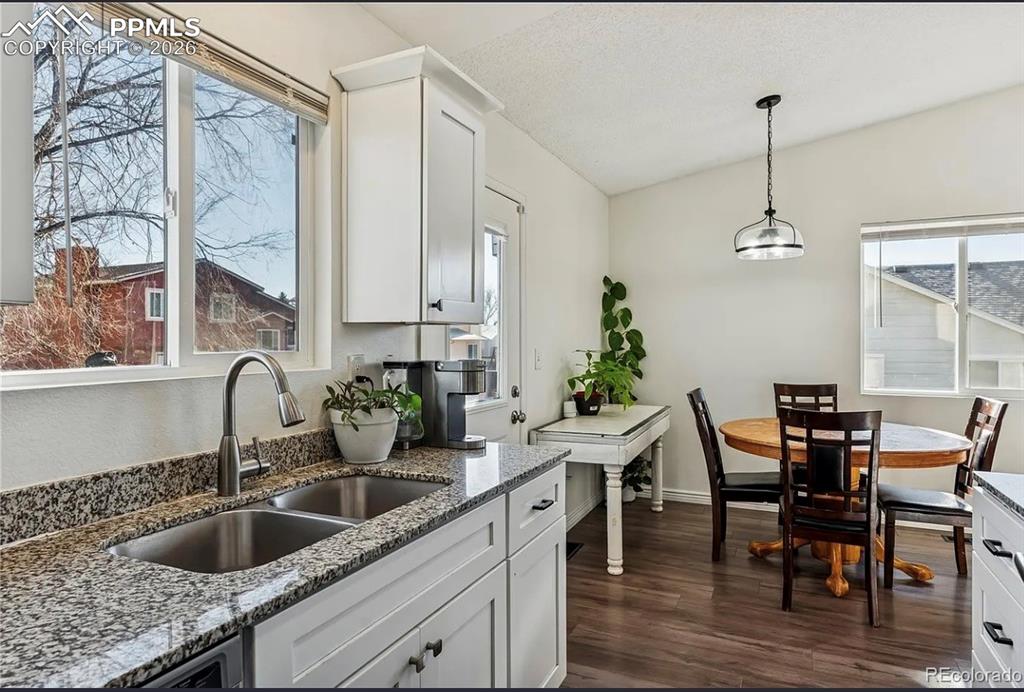Image 10 of 19: Kitchen