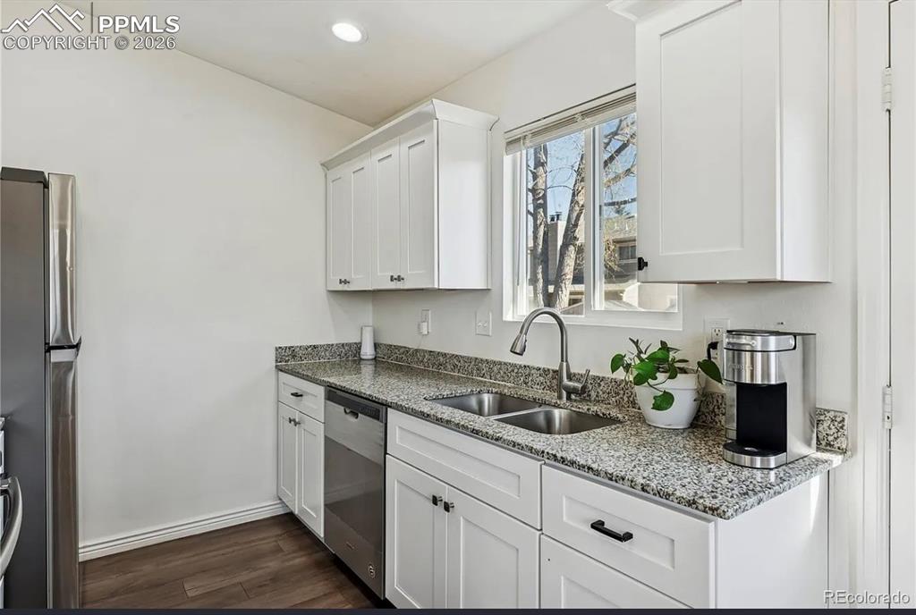 Image 11 of 19: Kitchen