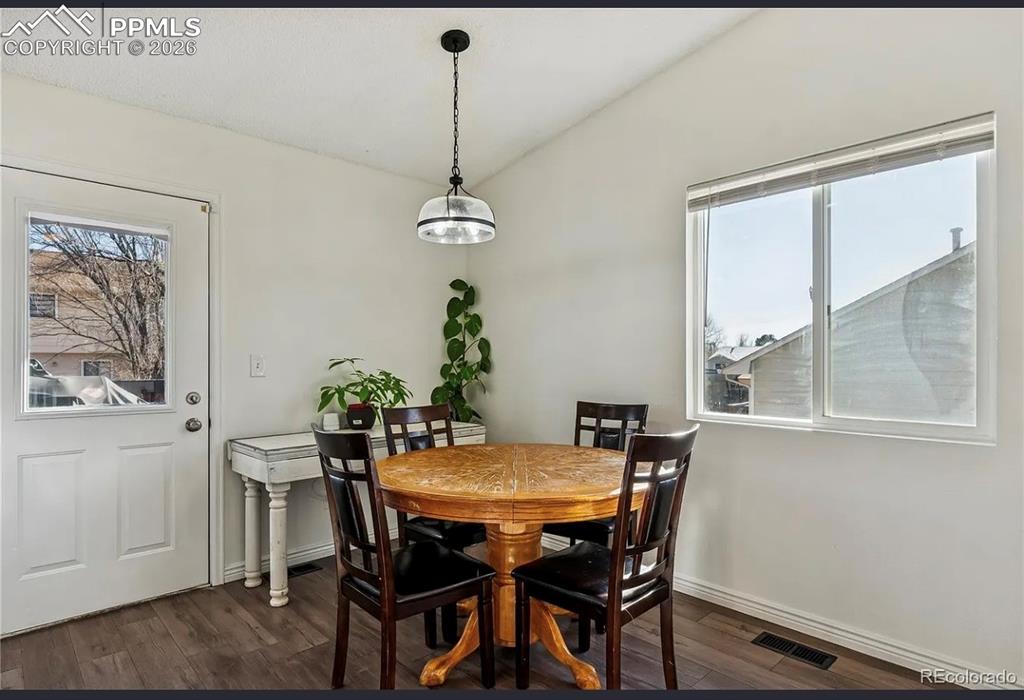 Image 12 of 19: Dining Area