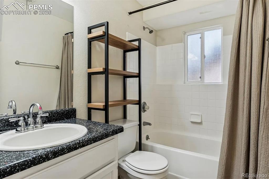 Image 14 of 19: Bathroom
