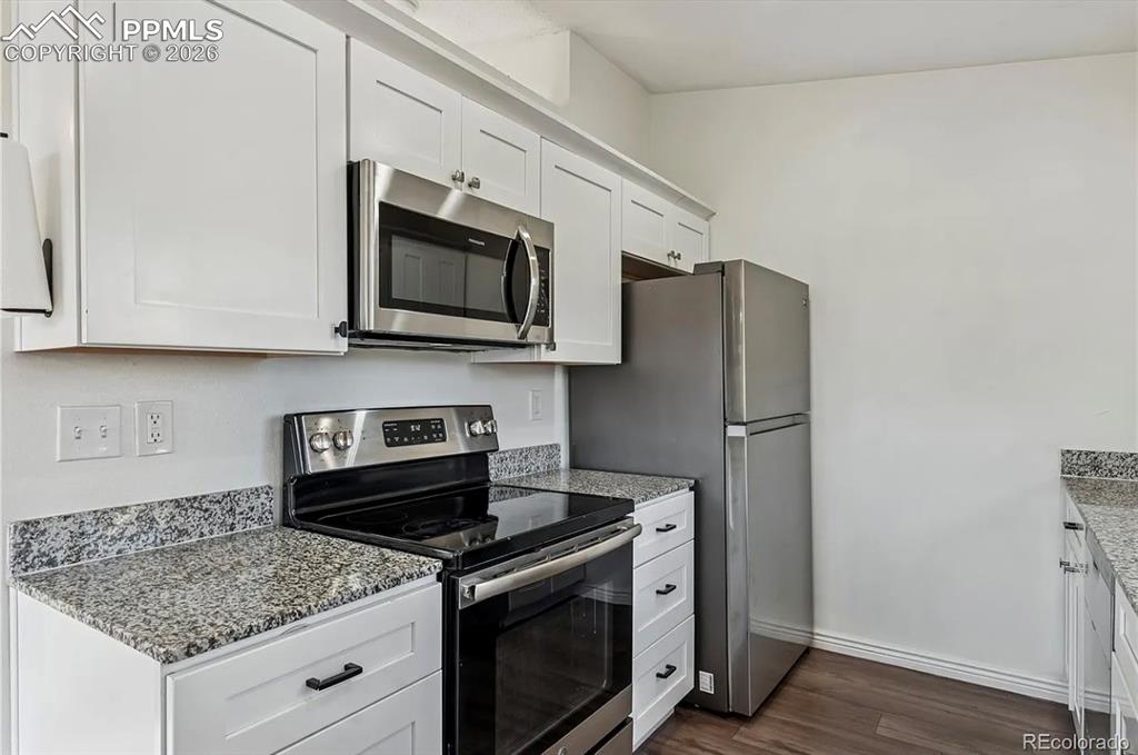 Image 8 of 19: Kitchen