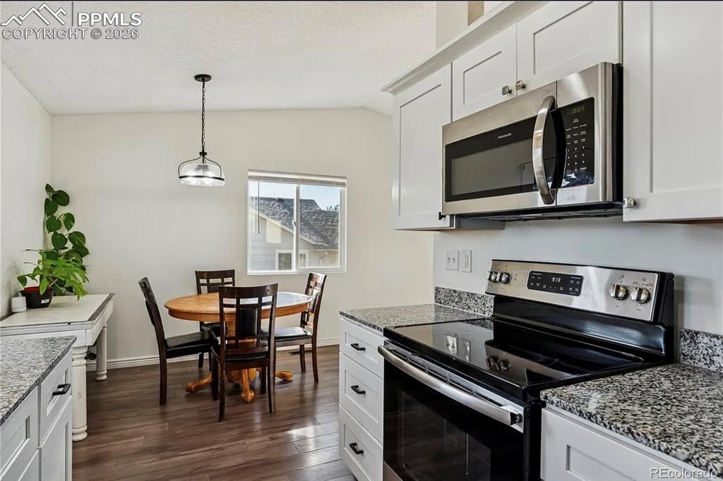 Image 9 of 19: Kitchen