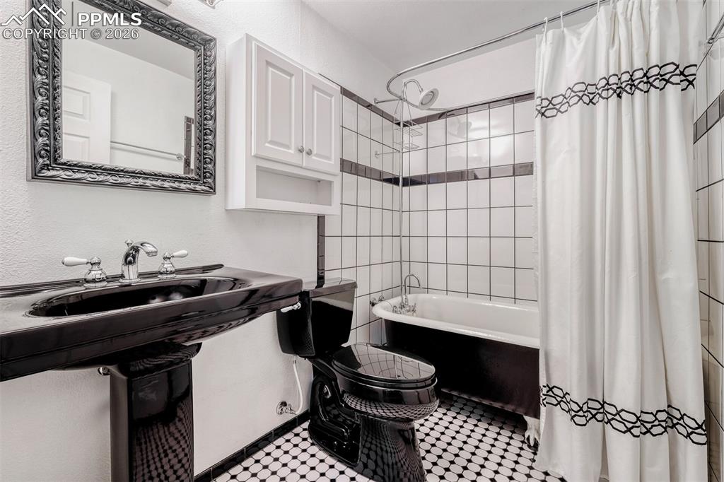 Image 21 of 31: Basement Full Bath