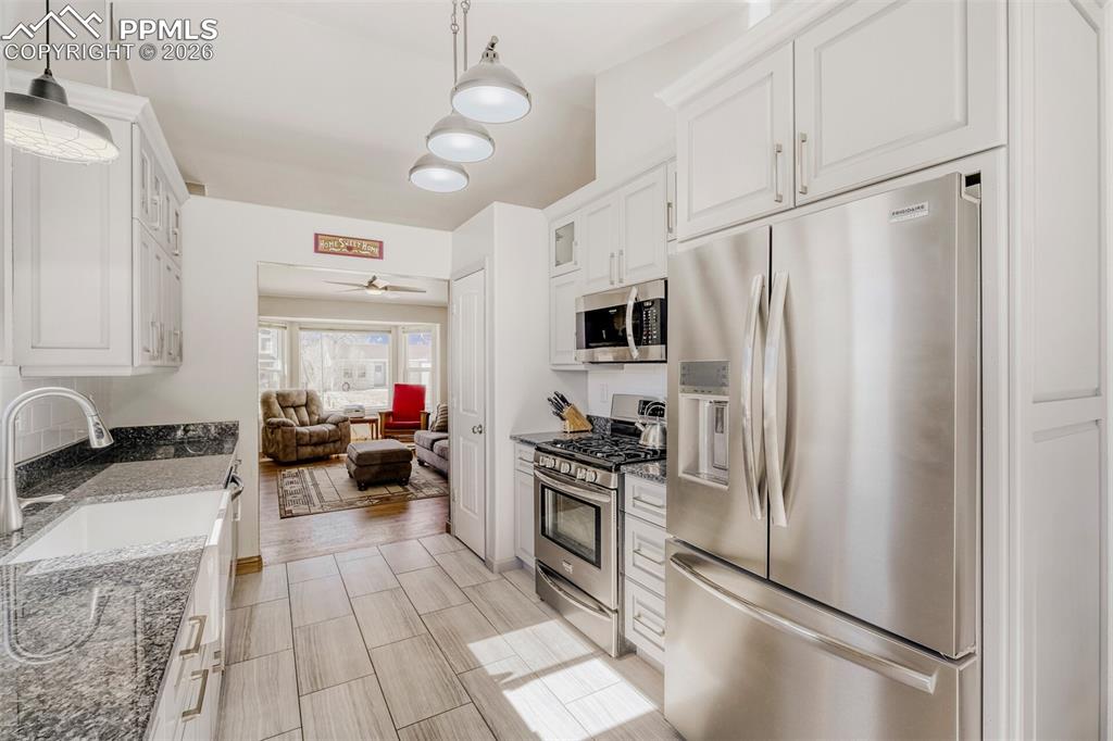 Image 5 of 31: Granite Slab Countertops