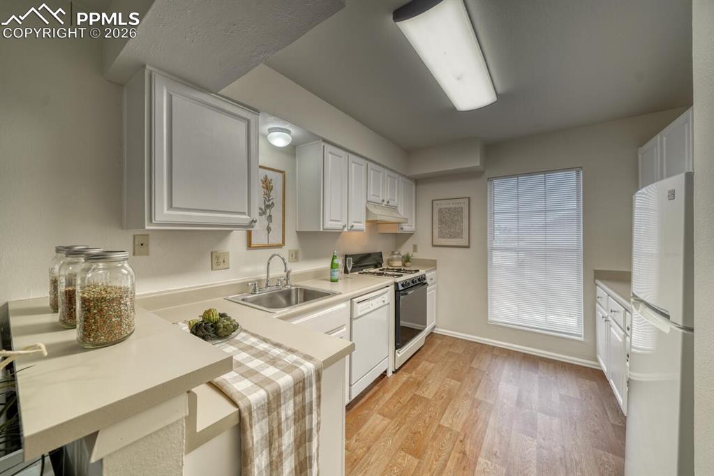 Image 12 of 22: Kitchen