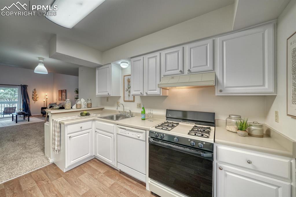 Image 13 of 22: Kitchen