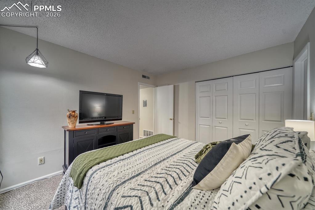 Image 21 of 22: Bedroom