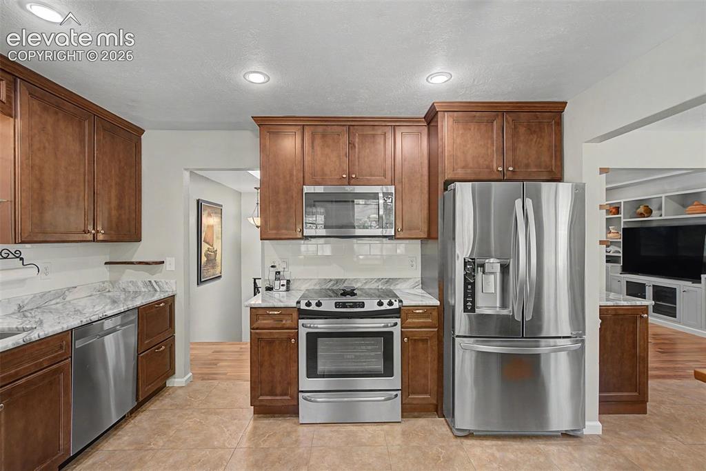 Image 13 of 40: Kitchen