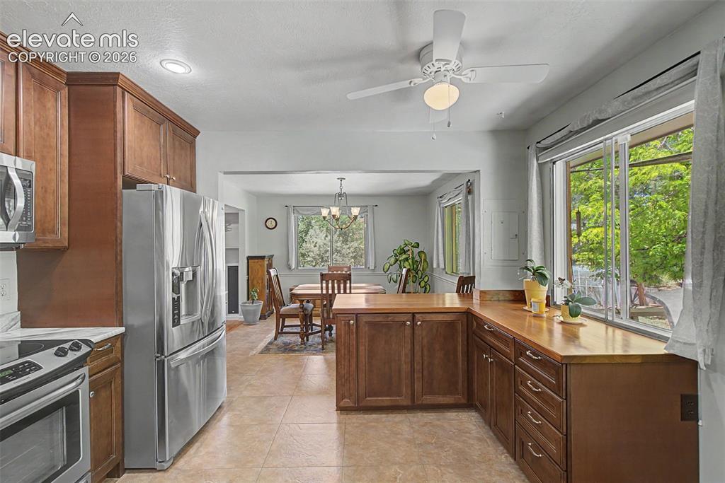 Image 15 of 40: Kitchen