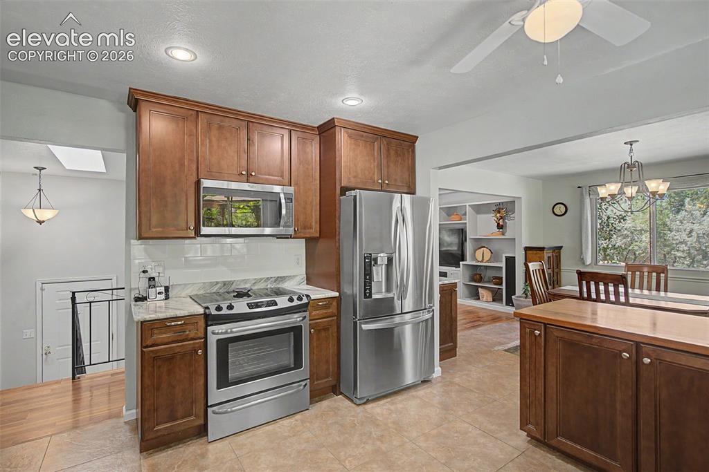 Image 16 of 40: Kitchen