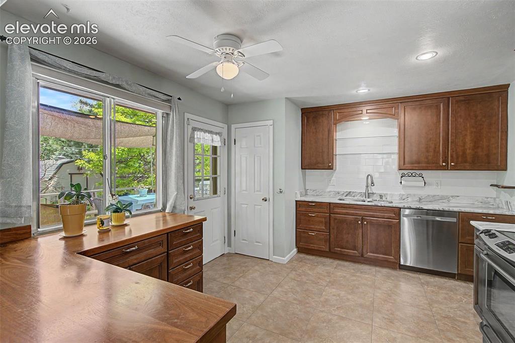 Image 17 of 40: Kitchen