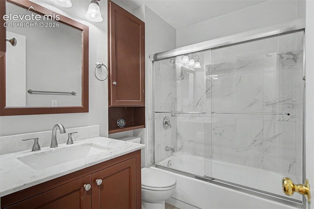 Image 23 of 40: Bathroom