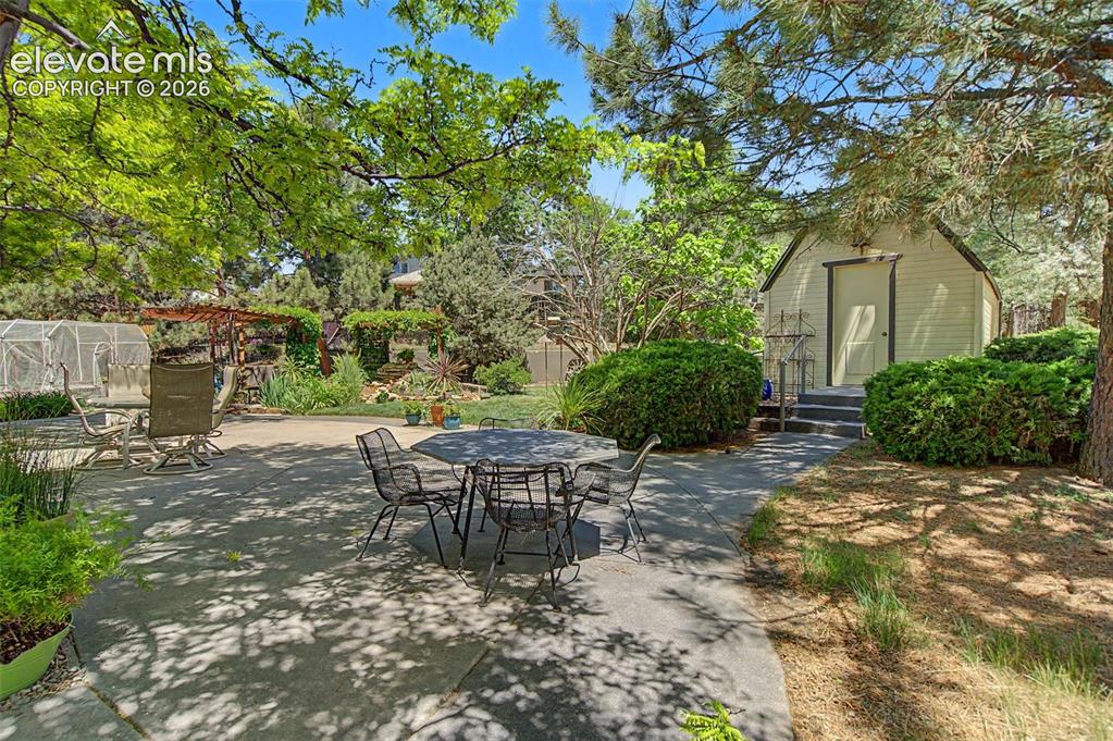 Image 6 of 40: Yard