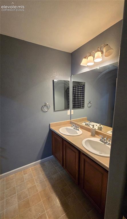 Image 18 of 21: Full hall bathroom