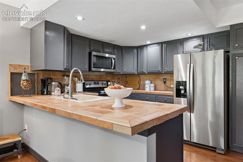 Image 15 of 44: Kitchen