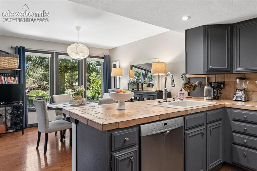 Image 16 of 44: Kitchen