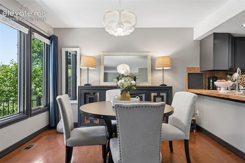 Image 17 of 44: Dining Area