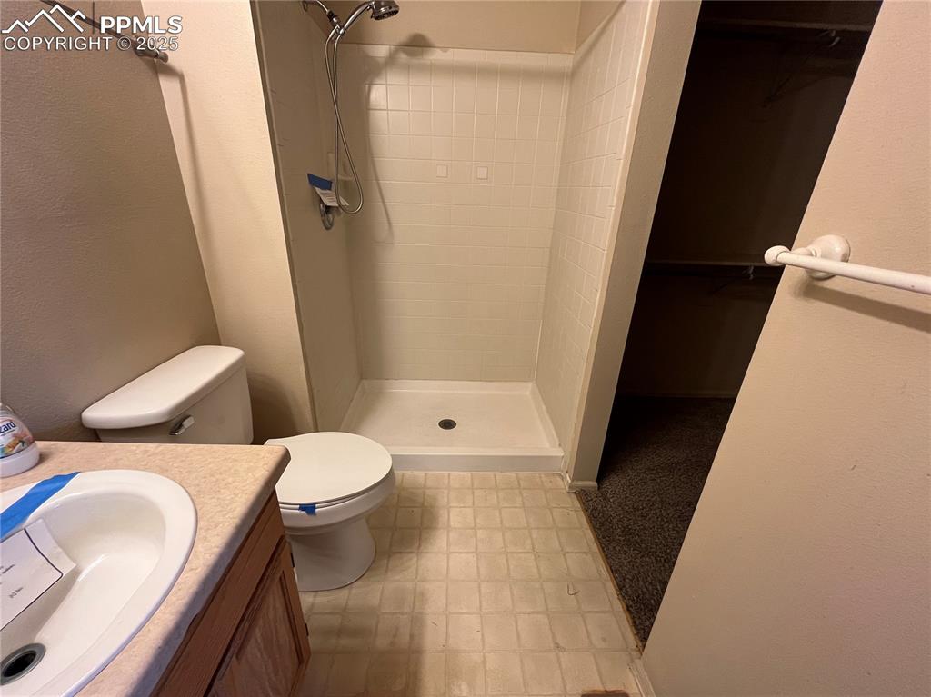 Image 15 of 28: Bathroom