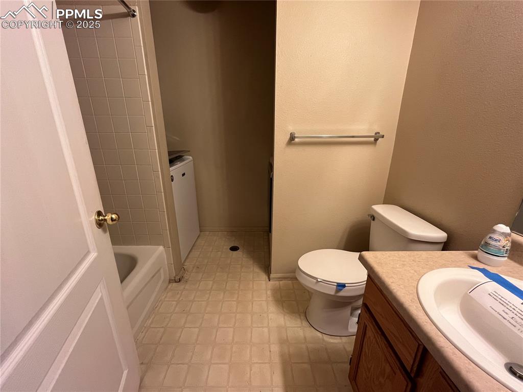 Image 19 of 28: Bathroom