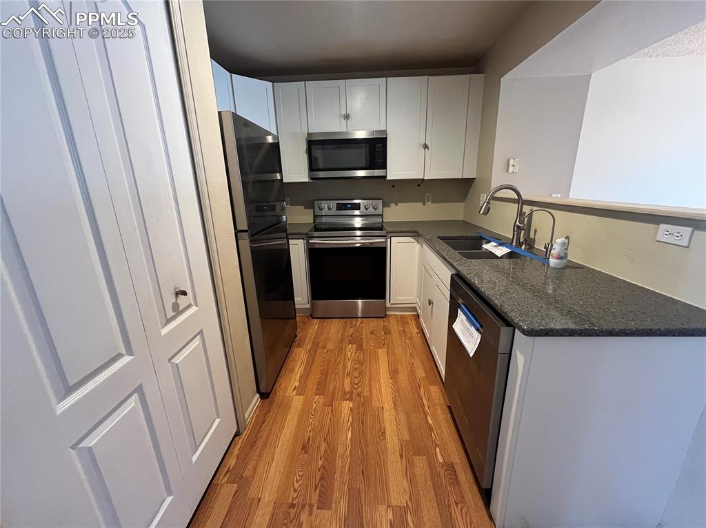 Image 5 of 28: Kitchen