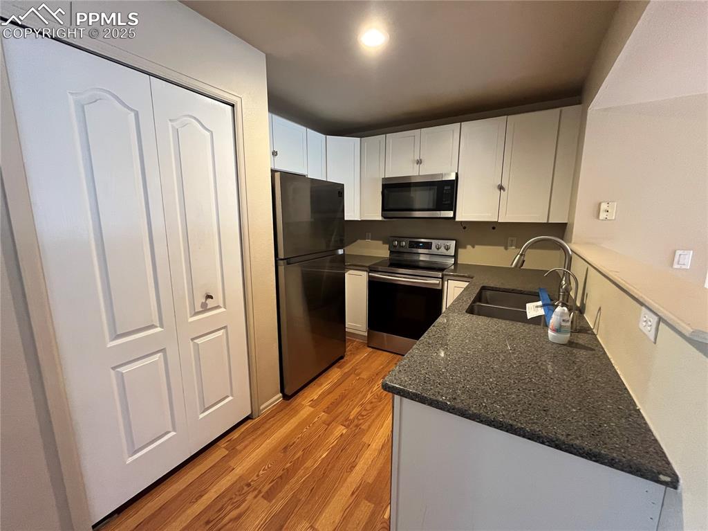Image 6 of 28: Kitchen