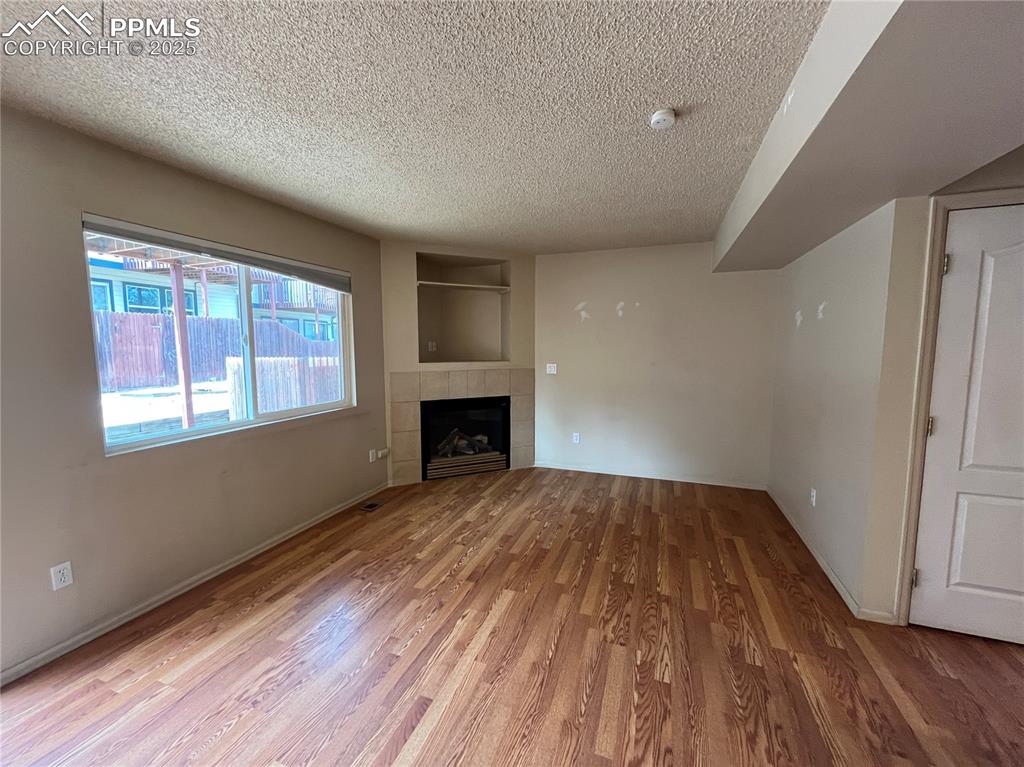 Image 7 of 28: Living Room