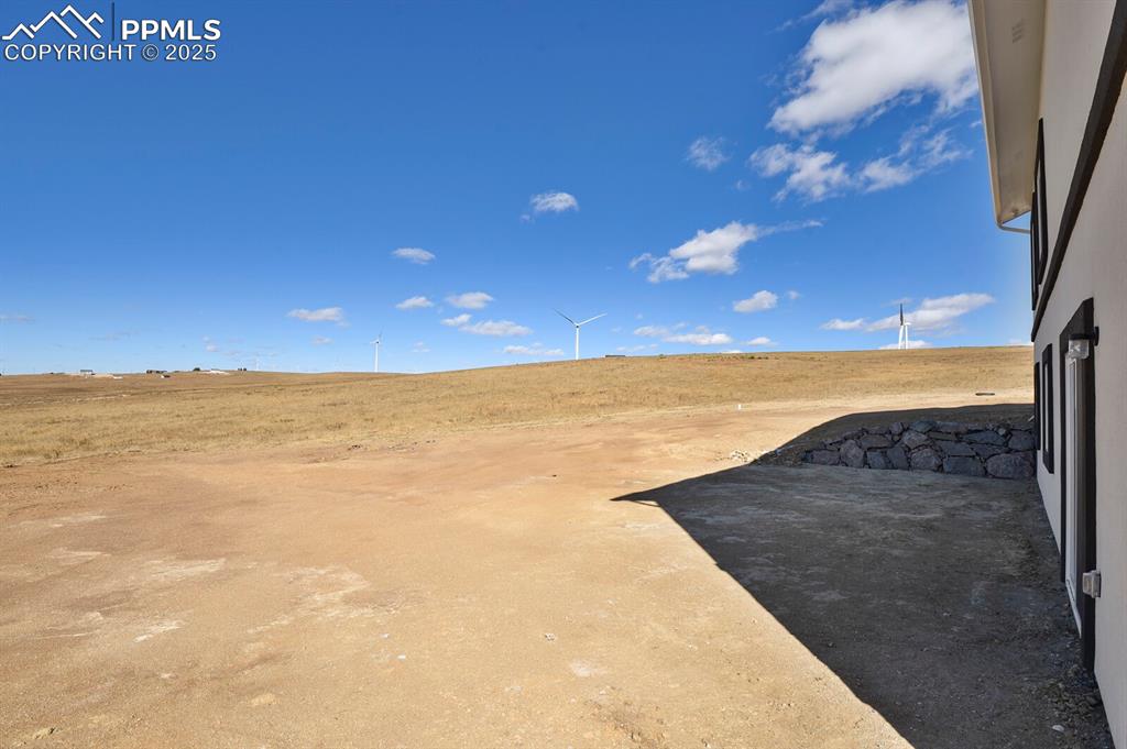 Image 41 of 48: Yard