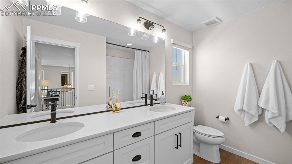 Image 31 of 42: Bathroom