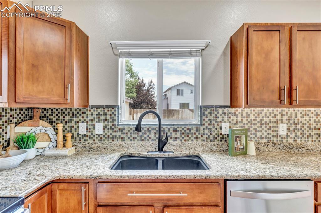 Image 14 of 40: Kitchen