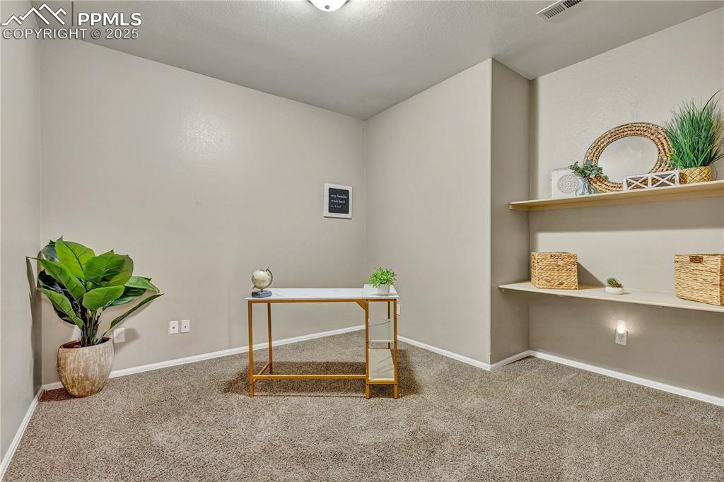 Image 17 of 40: Office