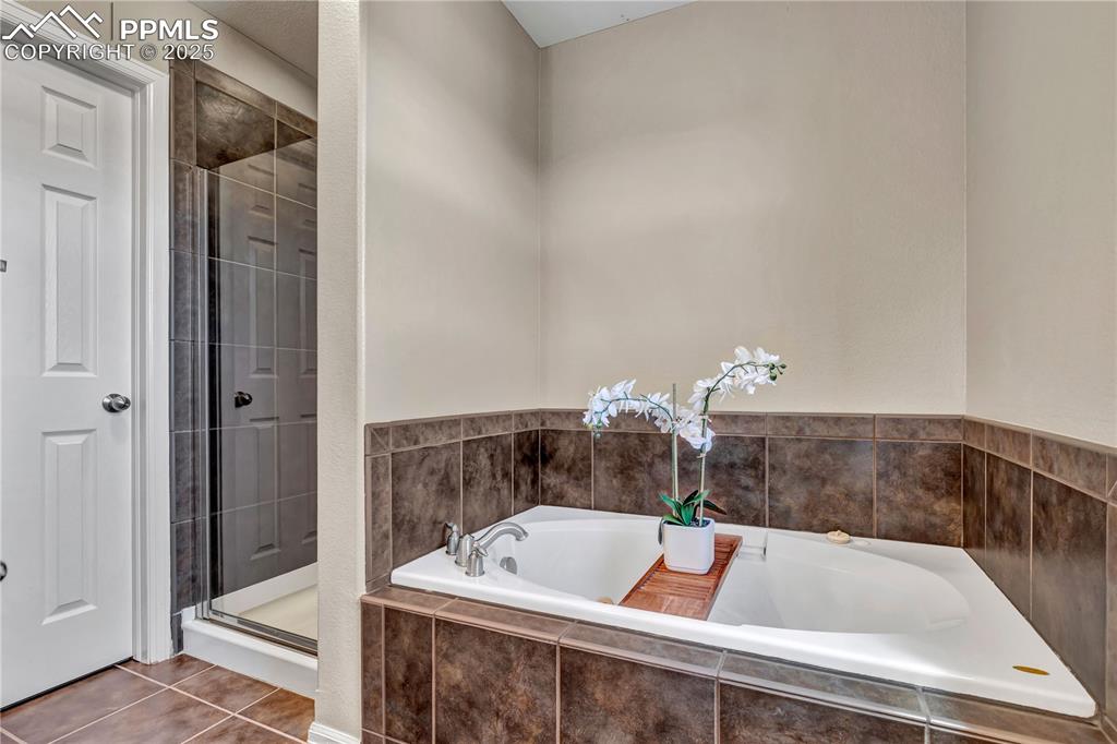 Image 24 of 40: Bathroom