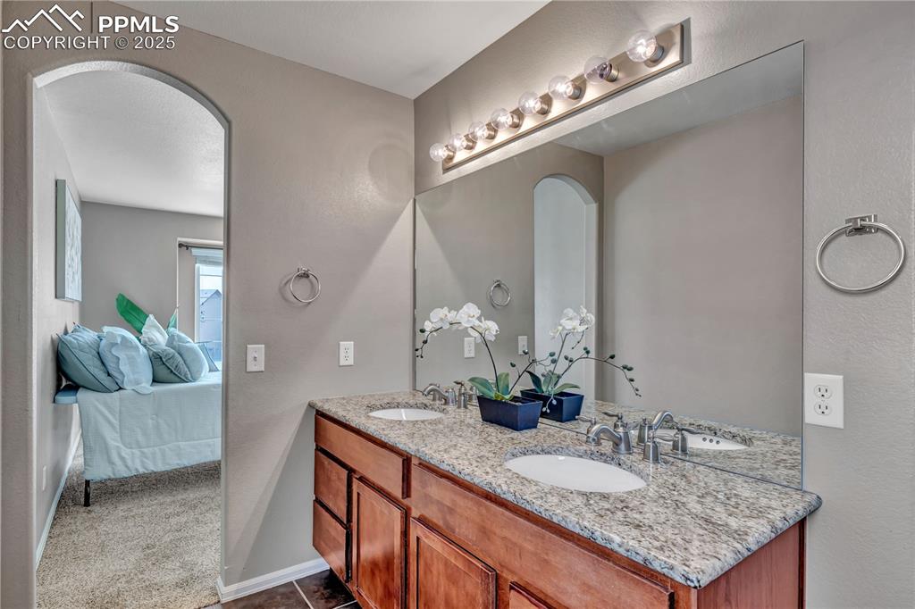 Image 25 of 40: Bathroom