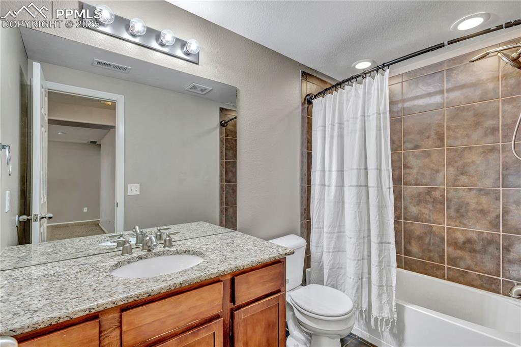 Image 31 of 40: Bathroom