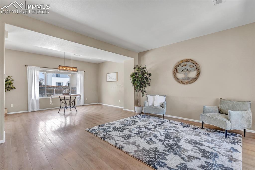 Image 7 of 40: Sitting Room