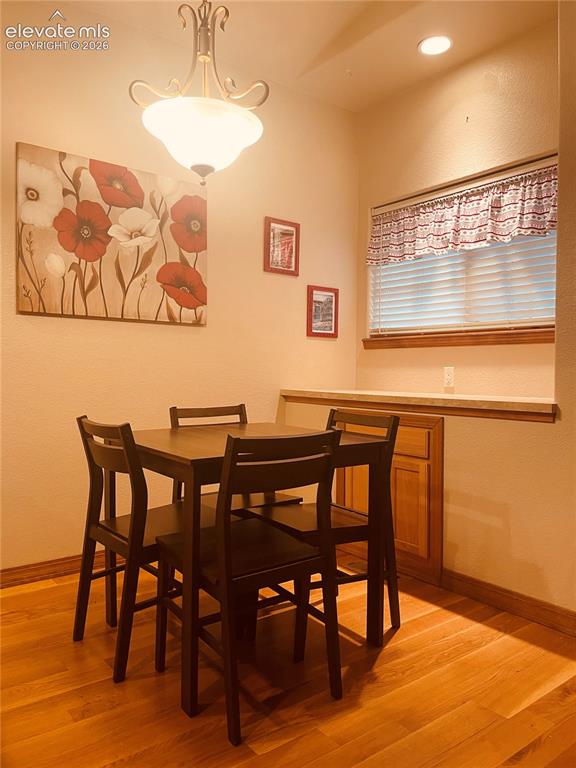 Image 4 of 6: Dining Area