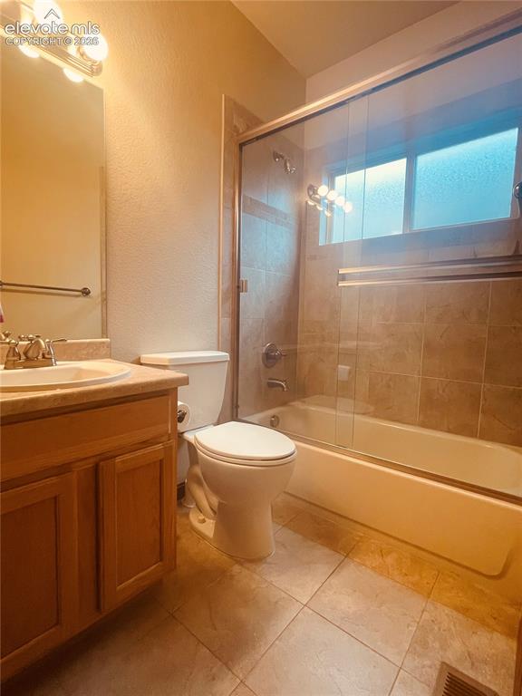 Image 5 of 6: Hall/Guest Bath